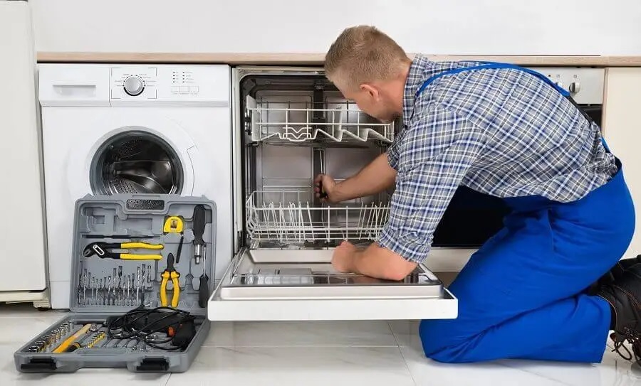 Cumayeri Liebherr servisi teknisyen ekibi beyaz eşya tamiri yaparken